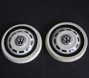 3YanomanTPCVolkswagen1600TLTwoTinHubcaps